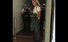 抗拒邊檢還“辱警” 希臘前部長鬧巴黎機場-廣州國際快遞