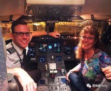 苦等7小時成機上唯一乘客 飛行員兒子讓媽媽坐“專機”-青島空運