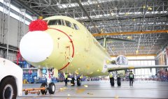 浦東生產線首架ARJ21總裝下線-香港國際快遞