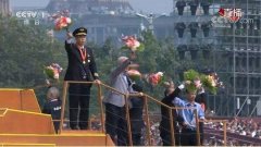 英雄機(jī)長(zhǎng)亮相游行彩車 以他為原型的電影《中國機(jī)長(zhǎng)》正在上映-國際物流查詢