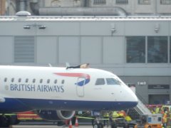 驚險(xiǎn)！氣候變化抗議者爬上英航客機(jī)頂部 曾是殘奧會(huì)運(yùn)動(dòng)員-阿曼的空運(yùn)