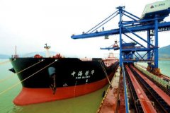 寧波海運-“巨無霸”礦石船停泊福建羅源灣港區