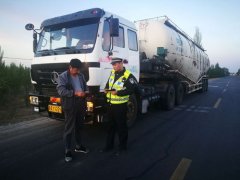 國(guó)際海運(yùn)五原交管大隊(duì)與路政部門(mén)聯(lián)合整治貨運(yùn)車輛超限超載