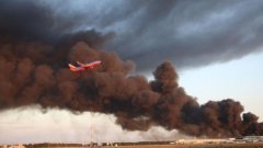 海運費美國一機場停車場發(fā)生大火 燒毀3500輛汽車