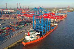 兩臺新型的大型岸橋抵達Burchardkai集裝箱碼頭（CTB）