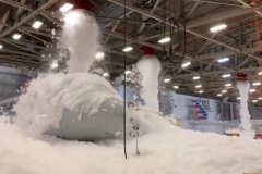 視頻：狂噴泡沫！美航機庫消防系統故障 兩架787遭殃
