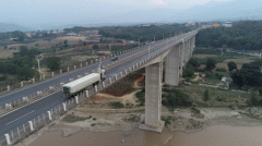 挑戰與征服,女卡車司機和乘龍H7的40公里長下坡之行