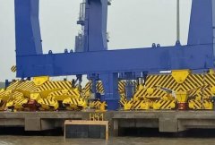 突發(fā)事故！地中海航運大型集裝箱船撞上孟買港岸吊（附圖）