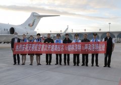 并在機下合影慶祝天驕航空開通該航線
-TK航空公司