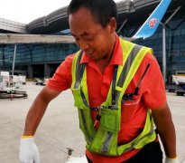 麻煩你把雨布和雨衣拿來
-美國航空