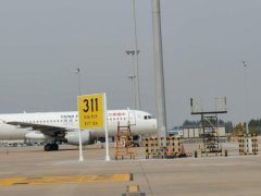 東航山東分公司濟南運行保障分部的外場保障人員進場對第二平行滑行道實際運