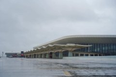  圖：臺風中的美蘭二期航站樓 圖：美蘭二期航站樓 圖：防汛物資 圖：室內工