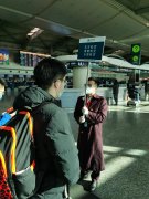  圖：工作人員引導(dǎo)返鄉(xiāng)學(xué)生辦理登記手續(xù)（攝影：任強(qiáng)） 同時
-深圳海派